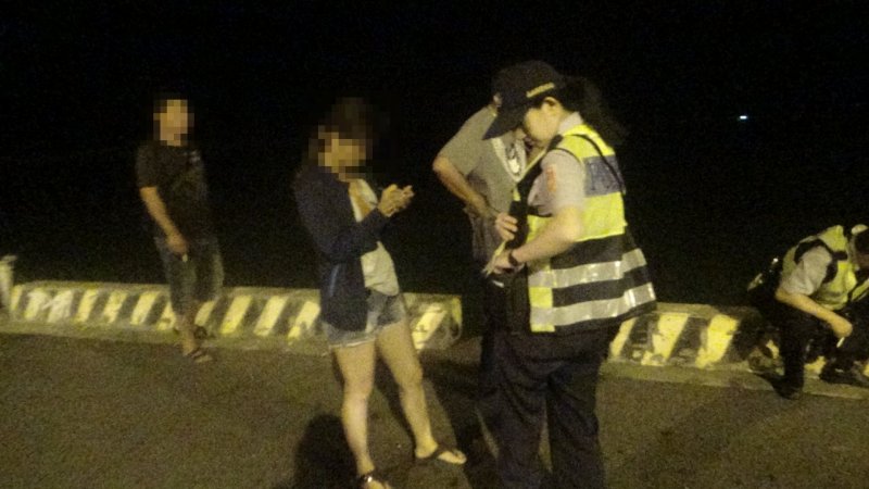 接獲報案不到一刻鐘時間尋獲通報協尋意圖輕生民眾，即刻挽回寶貴生命獲好評。〔圖／布袋分局提供〕