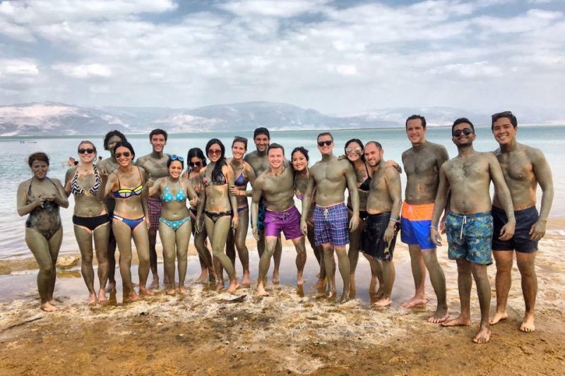 Megan與同學參加Israel trek,在死海拍照留念。(圖/Sabina Huang提供) Megan與同學參加Israel trek,在死海拍照留念。(圖/Sabina Huang提供)