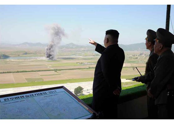 北韓4日舉行以打擊航母為想定的空軍實彈演練,金正恩親自到場視察。(勞動新聞) 北韓4日舉行以打擊航母為想定的空軍實彈演練,金正恩親自到場視察。(勞動新聞)