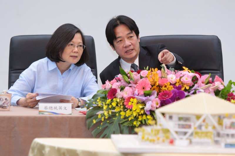 20170609-總統蔡英文、台南市長賴清德9日至國立台灣文學館,聽取「臺南市美術館建設計畫」簡報。(顏麟宇攝) 20170609-總統蔡英文、台南市長賴清德9日至國立台灣文學館,聽取「臺南市美術館建設計畫」簡報。(顏麟宇攝)