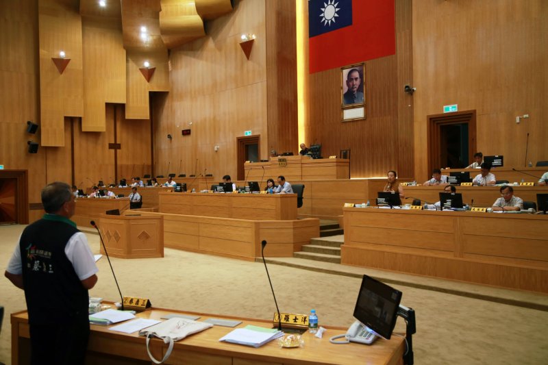 蔡鼎三議員在縣議會總質詢中，請教張花冠縣長在海峽兩岸僵局中和嘉義縣的困境如何突破創新。〔圖／嘉義縣政府提供〕