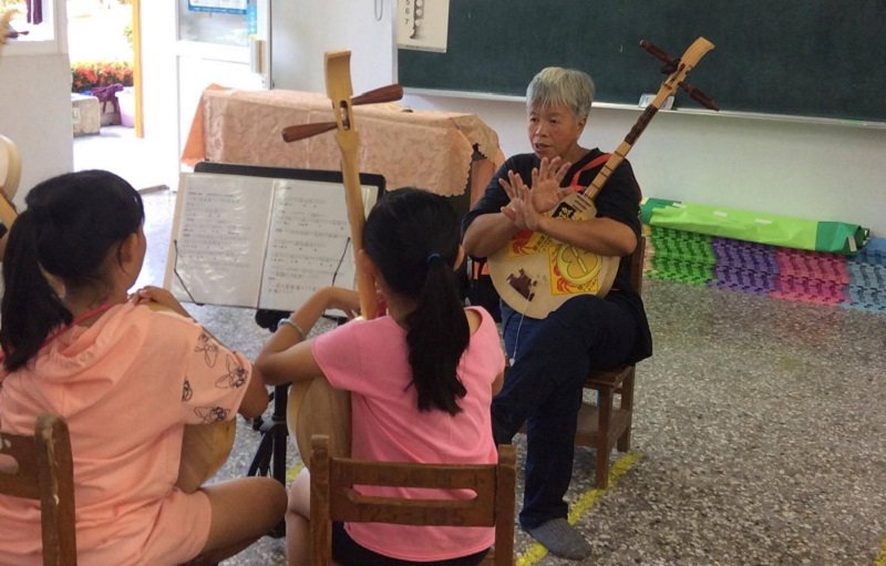 黑貓姐去楓港小學上課，跟她的小朋友在一起。（作者提供）