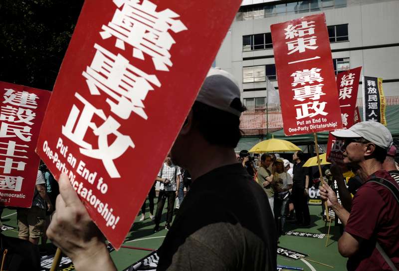 香港居民在街頭抗議中國政府的一黨專政。（美聯社）