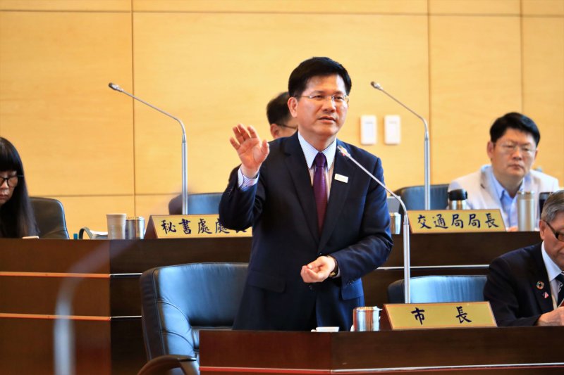 台中市長林佳龍表示，會抱持開放態度，配合議會提案及決議，一起前往大陸宣傳花博。（圖／諸葛志一攝）