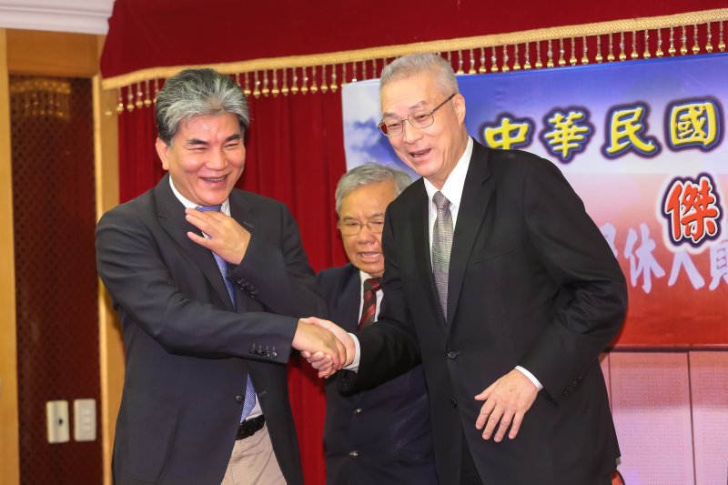 20170617-前內政部長李鴻源(左)、前副總統吳敦義(右)17日出席「中華民國消防退休人員協會」第二屆會員大會。(顏麟宇攝) 20170617-前內政部長李鴻源(左)、前副總統吳敦義(右)17日出席「中華民國消防退休人員協會」第二屆會員大會。(顏麟宇攝)