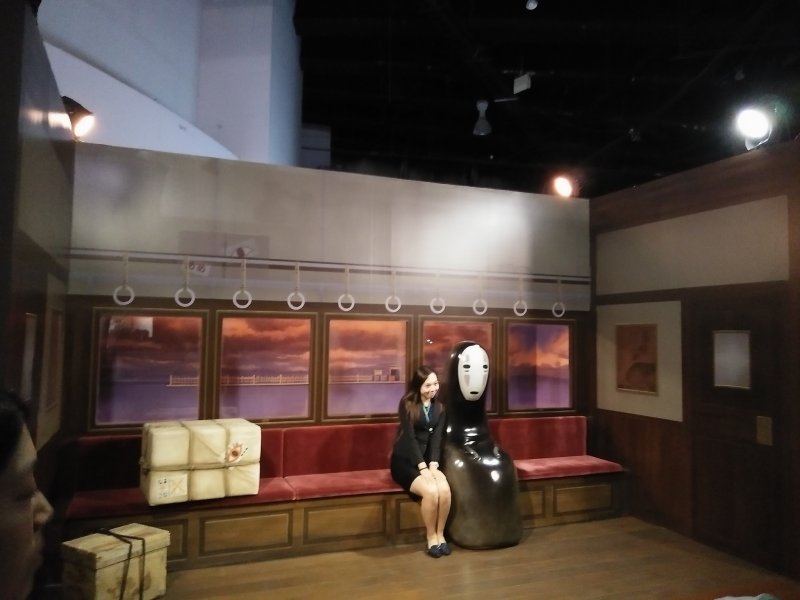 特展中觀展民眾可以體驗與《神隱少女》中的無臉男一起搭電車。（龔傑森攝）