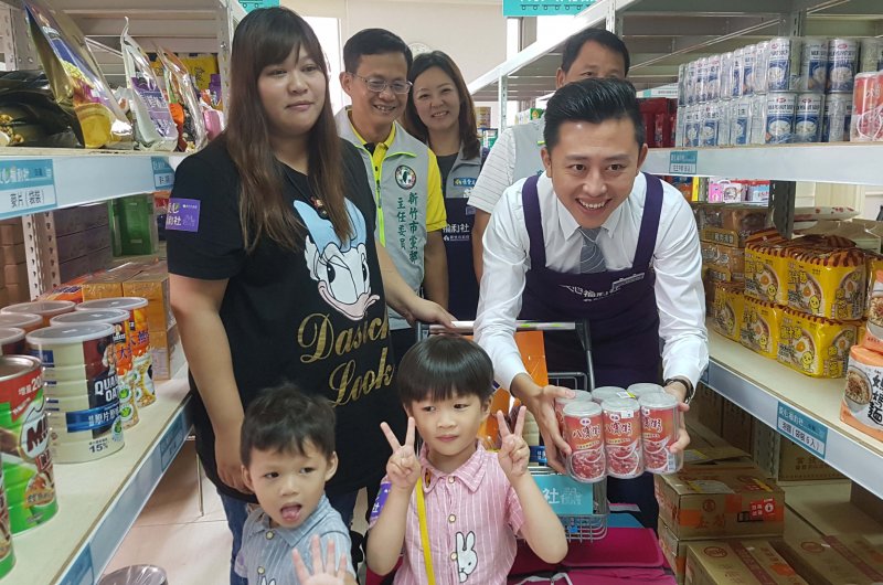 新竹市長林智堅與民眾一同選購民生所需物資。（圖／方詠騰攝）
