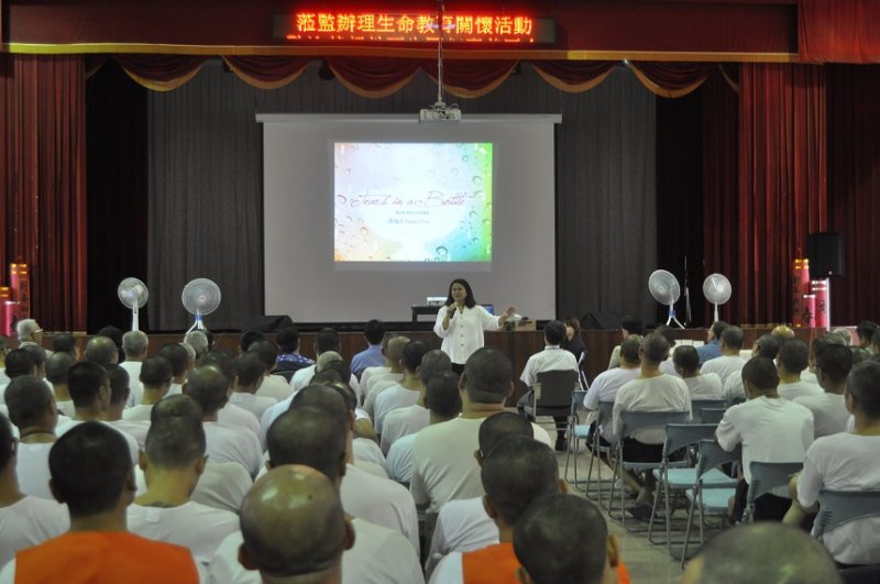 裘海正以「恩典之路」一曲，期盼同學們不再於人生路途上迷失方向。〔圖／嘉義監獄提供〕