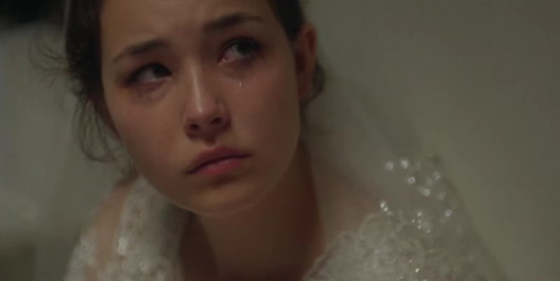新婚女性要接受落紅的殘酷檢驗。(圖/《少女離家記》預告) 新婚女性要接受落紅的殘酷檢驗。(圖/《少女離家記》預告)