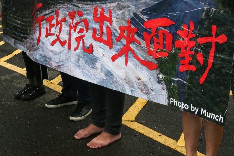 20170619地球公民基金會「壞壞總裁政委愛--亞泥展限,行政院帶頭違法」記者會.會中直接點名政委張景森..(陳明仁攝) 20170619地球公民基金會「壞壞總裁政委愛--亞泥展限,行政院帶頭違法」記者會.會中直接點名政委張景森..(陳明仁攝)