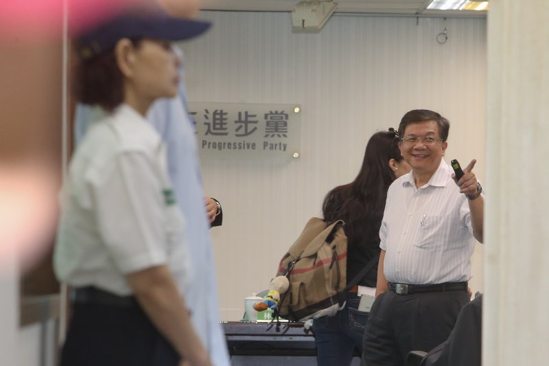 20170621民進黨中常會.經濟部長李世光出席專案報告「前膽加速水與安全」.媒體呼詢受訪否?他揮手婉拒.(陳明仁攝) 20170621民進黨中常會.經濟部長李世光出席專案報告「前膽加速水與安全」.媒體呼詢受訪否?他揮手婉拒.(陳明仁攝)