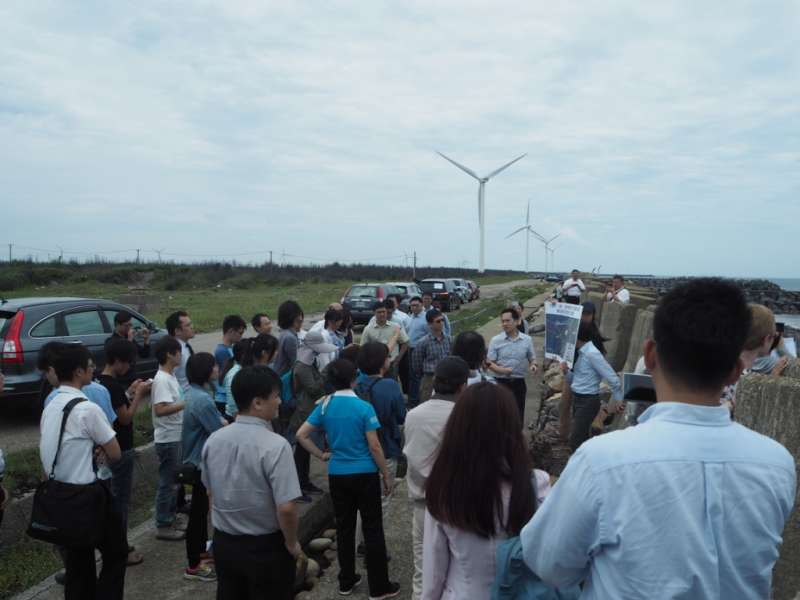 2017-06-21-彰化發展離岸風電,環保署副署長詹順貴親自擔任專案小組召集人,與環評委員一同到未來海纜上岸地點現勘02。(尹俞歡攝) 2017-06-21-彰化發展離岸風電,環保署副署長詹順貴親自擔任專案小組召集人,與環評委員一同到未來海纜上岸地點現勘02。(尹俞歡攝)