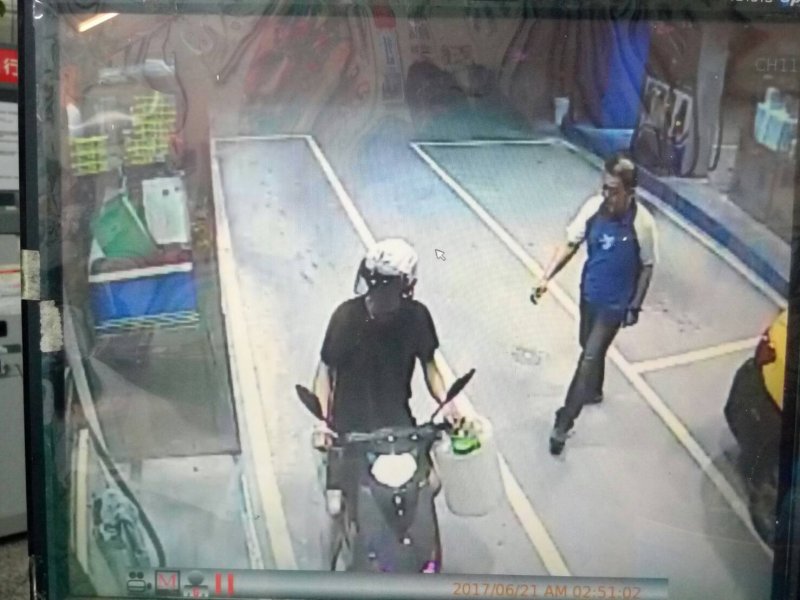 警方找到男子到加油站買汽油的畫面,手上還拿著大塑膠桶。(圖/張毅翻攝) 警方找到男子到加油站買汽油的畫面,手上還拿著大塑膠桶。(圖/張毅翻攝)