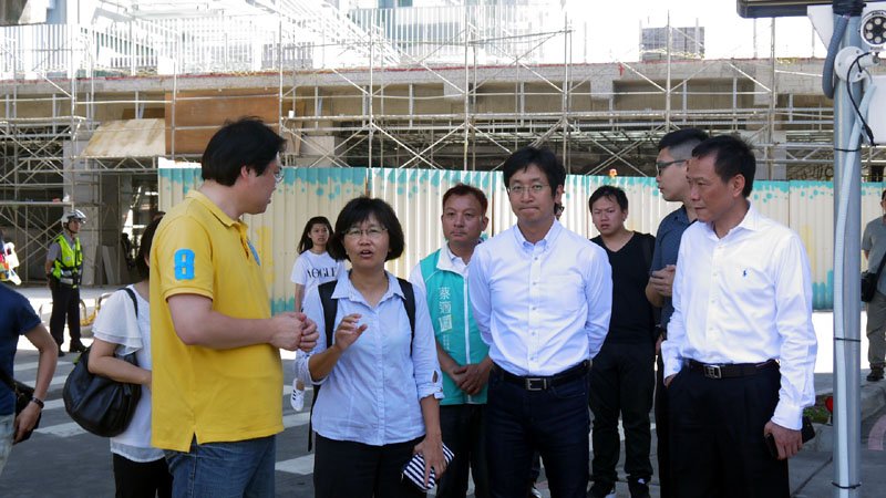 立委蔡適應、基隆市長林右昌都十分關心,臺鐵從善如流,允諾年底前設置完成。(圖/張毅攝) 立委蔡適應、基隆市長林右昌都十分關心,臺鐵從善如流,允諾年底前設置完成。(圖/張毅攝)