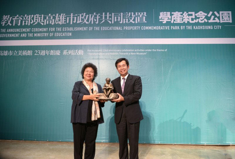 高美館23週年館慶，高雄市長陳菊與教育部長潘文忠透過高美館園區雕塑作品《讀書樂》致贈儀式，一同宣告高美館學產紀念公園誕生。(圖／龔傑森攝)