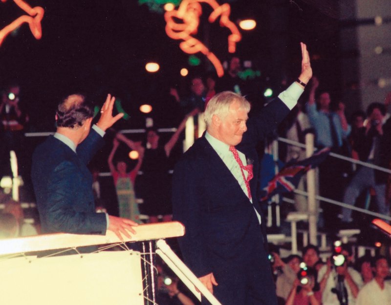 1997年6月30日,香港回歸前的最後一夜,在中環附近的添馬艦舉行告別香港晚會,由查理斯王子和末代港督彭定康親自主持。(林瑞慶攝) 1997年6月30日,香港回歸前的最後一夜,在中環附近的添馬艦舉行告別香港晚會,由查理斯王子和末代港督彭定康親自主持。(林瑞慶攝)