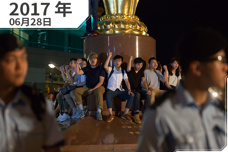 2017年6月,「香港眾志」秘書長黃之鋒等人發起黑紫荊行動(AP) 2017年6月,「香港眾志」秘書長黃之鋒等人發起黑紫荊行動(AP)