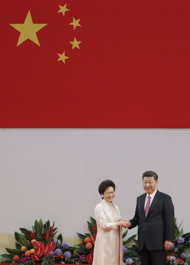 2017年7月1日,林鄭月娥宣誓就任香港特別行政區第五任行政長官,由中國國家主席習近平監誓(AP) 2017年7月1日,林鄭月娥宣誓就任香港特別行政區第五任行政長官,由中國國家主席習近平監誓(AP)