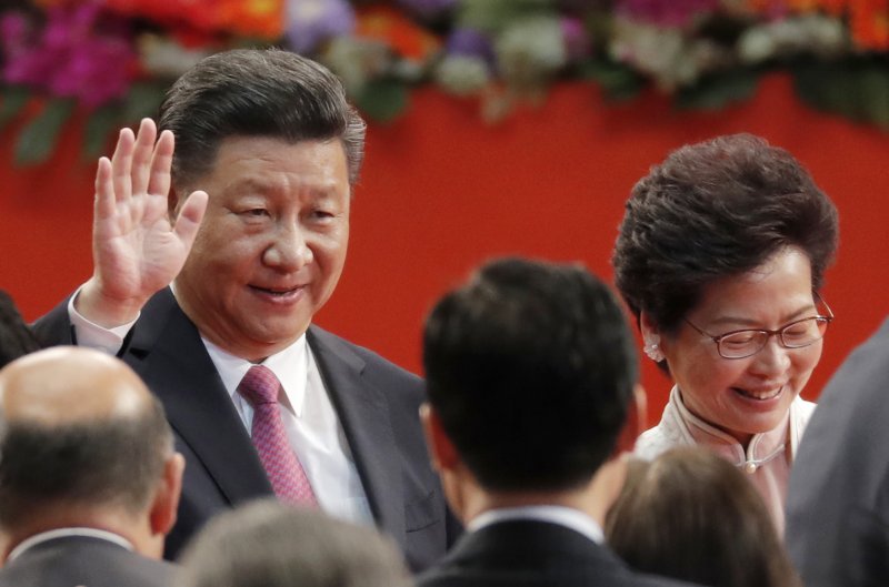 習近平與新任香港特首林鄭月娥。(美聯社) 習近平與新任香港特首林鄭月娥。(美聯社)