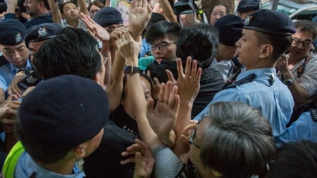 7月1日早晨,抗議示威者和親北京人士在會場附近發生衝突。(BBC中文網) 7月1日早晨,抗議示威者和親北京人士在會場附近發生衝突。(BBC中文網)