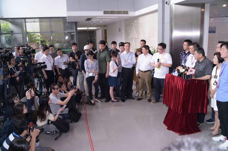 20170703-台北市長柯文哲赴雙城論壇,參訪上海長江隧橋管控中心。(台北市政府提供) 20170703-台北市長柯文哲赴雙城論壇,參訪上海長江隧橋管控中心。(台北市政府提供)
