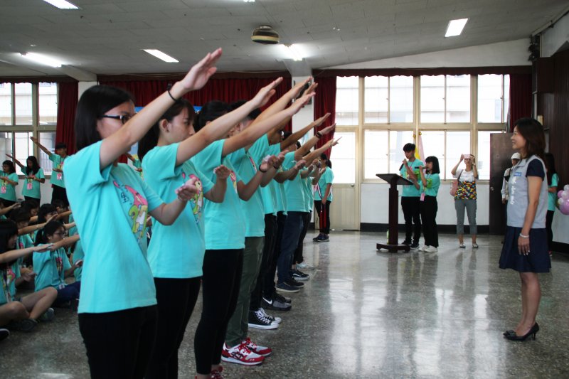 竹市「暑期青年返鄉服務志工隊」幹部代表宣誓，將利用暑假提供服務，回饋社會。（圖／新竹市政府提供）