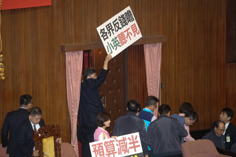 20170705-立法院,第1次臨時會的最後一天,前瞻基礎建設特別條例草案,佔了三天二夜主席台國民黨立委.呼口號終於撤離。(陳明仁攝) 20170705-立法院,第1次臨時會的最後一天,前瞻基礎建設特別條例草案,佔了三天二夜主席台國民黨立委.呼口號終於撤離。(陳明仁攝)