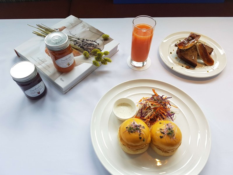 「Sarabeth’s」創辦人特別指定「鮮煎蝦餅班尼迪克蛋」及「家傳香蕉磅蛋糕」兩道新菜，只有新竹才吃得到。（圖／方詠騰攝）