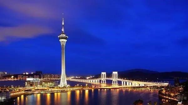 在澳門不論從哪個角度都能看見澳門旅遊塔,白天與夜晚呈現的景致也各具特色。(圖/華映娛樂@youtube)https://www.youtube.com/watch?v=fuMbnYe8qYc 在澳門不論從哪個角度都能看見澳門旅遊塔,白天與夜晚呈現的景致也各具特色。(圖/華映娛樂@youtube)https://www.youtube.com/watch?v=fuMbnYe8qYc