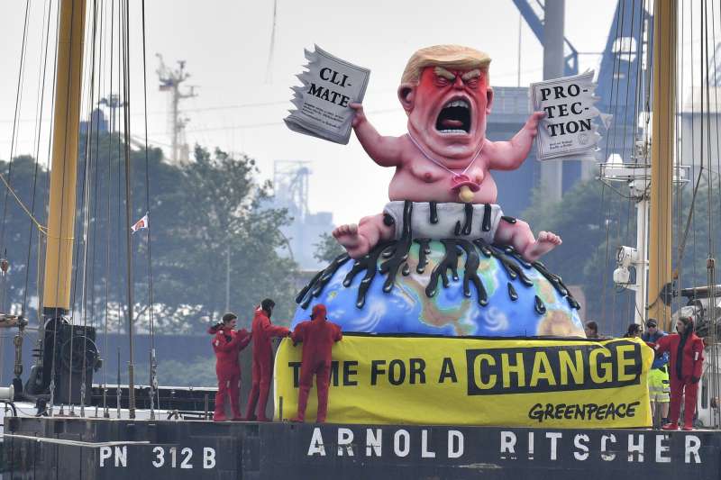 G20漢堡峰會,場外大批民眾抗議美國總統川普退出《巴黎協定》。(美聯社) G20漢堡峰會,場外大批民眾抗議美國總統川普退出《巴黎協定》。(美聯社)