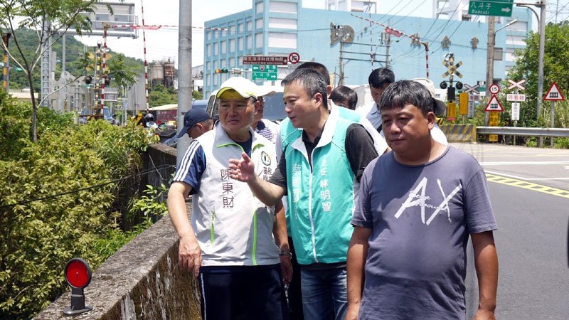 立委服務處等單位到現場勘察，謀求解決之道。（圖/張毅攝）