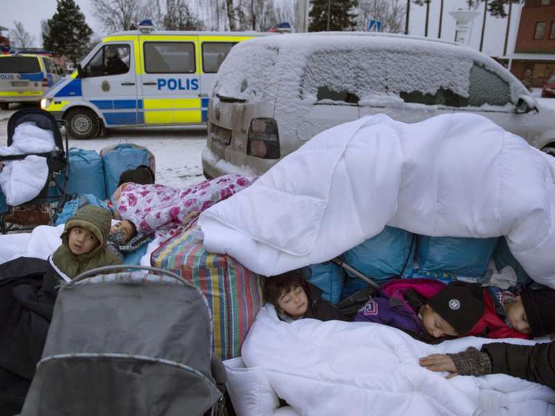 許多難民都希望能受到瑞典庇護,圖為冰天雪地中,睡在瑞典邊境的難民兒童(AP) 許多難民都希望能受到瑞典庇護,圖為冰天雪地中,睡在瑞典邊境的難民兒童(AP)