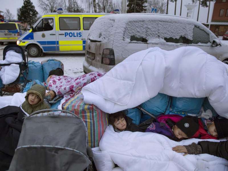 許多難民都希望能受到瑞典庇護，圖為冰天雪地中，睡在瑞典邊境的難民兒童（AP）