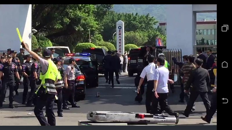 蔡英文前往三軍六校畢業典禮,遇反年金改革抗議。(取自監督年金改革行動聯盟) 蔡英文前往三軍六校畢業典禮,遇反年金改革抗議。(取自監督年金改革行動聯盟)