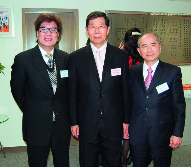 錢立祐(左)與林添茂(右)都熱心公益,也與中聯辦台灣事務部部長唐怡源(中)熟識。(翻攝自港澳台灣慈善基金會臉書) 錢立祐(左)與林添茂(右)都熱心公益,也與中聯辦台灣事務部部長唐怡源(中)熟識。(翻攝自港澳台灣慈善基金會臉書)