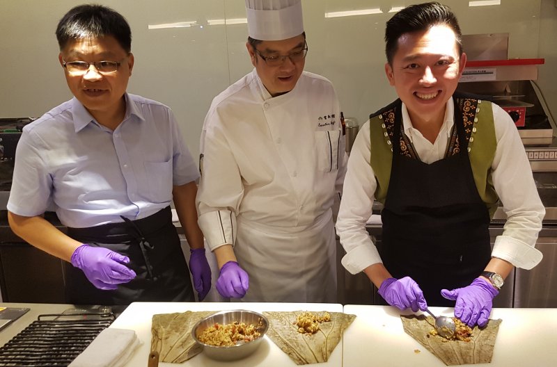 在五級主廚指導下，新竹市長林智堅動手製作「臘味荷葉紅藜飯」。（圖／方詠騰攝）