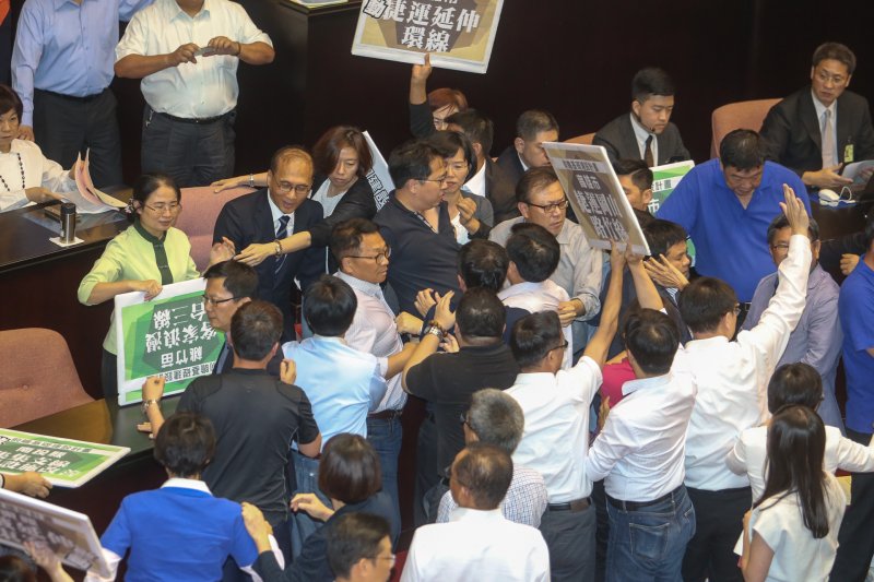 20170713-立法院13日下午召開第2次臨時會,林全下午進入議場時,藍委還向林全丟擲水球及報告。(陳明仁攝) 20170713-立法院13日下午召開第2次臨時會,林全下午進入議場時,藍委還向林全丟擲水球及報告。(陳明仁攝)