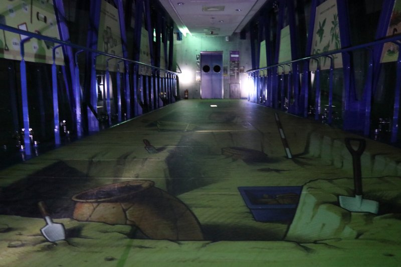 十三行臉書粉絲專頁推出八月夜宿博物館活動，中獎者可獲得免費夜宿立體逼真的3D考古探坑一晚。(圖/新北市立十三行博物館提供)