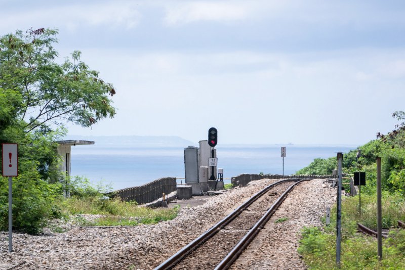 不輸台東多良的濱海鐵路、彷彿日本的海邊鳥居,來到屏東真的不要只去墾丁啊!(圖/billy1125@Flickr) 不輸台東多良的濱海鐵路、彷彿日本的海邊鳥居,來到屏東真的不要只去墾丁啊!(圖/billy1125@Flickr)