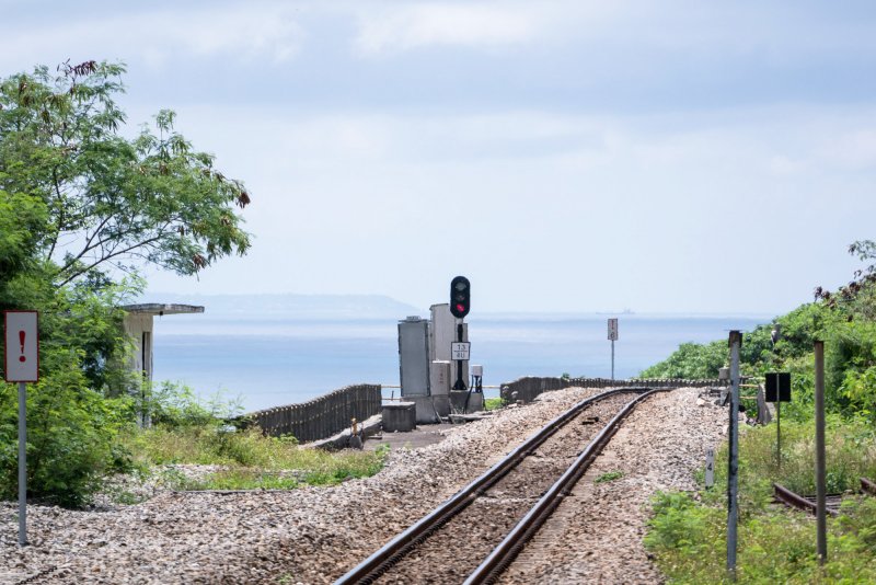 不輸台東多良的濱海鐵路、彷彿日本的海邊鳥居，來到屏東真的不要只去墾丁啊！（圖/billy1125@Flickr）