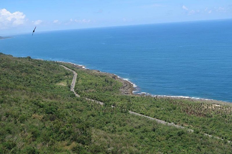 如今的後灣濱海公路。將海岸生態一分為二。(寇延丁提供) 如今的後灣濱海公路。將海岸生態一分為二。(寇延丁提供)