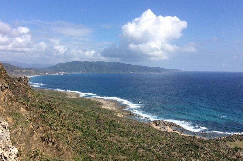 完整的海岸生態,從山到海連成一體,是陸蟹千百萬年的家園。(寇延丁提供) 完整的海岸生態,從山到海連成一體,是陸蟹千百萬年的家園。(寇延丁提供)