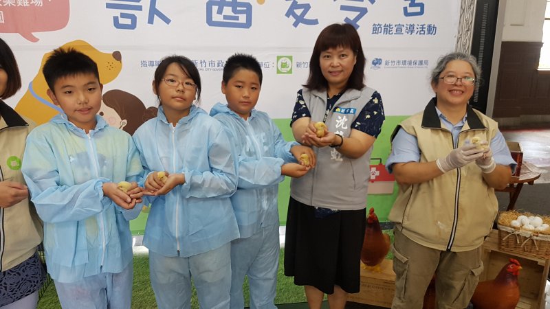 在動保所獸醫專業協助下，小朋友穿上防疫衣體驗抓小雞，幫小雞點眼、點鼻投予疫苗等實際操作。（圖／方詠騰攝）