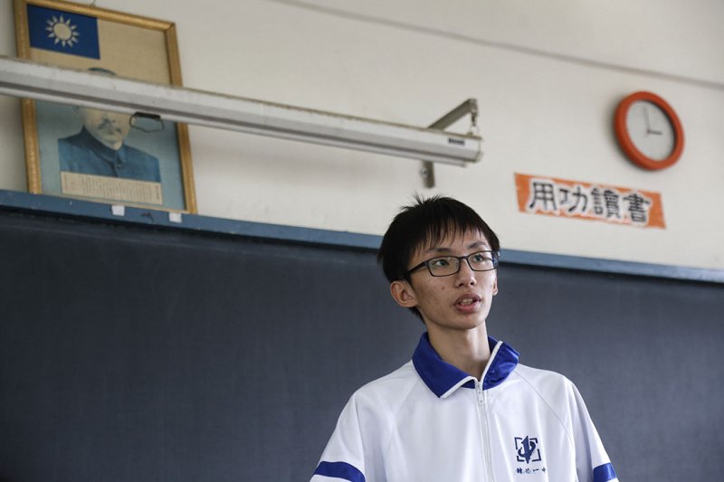 在東方唯有「用功讀書」才有出路的升學體制下,周奕勳是少數在極早就有「做自己」意識的異數,也難怪他的班導師形容周奕勳骨子裡是個西方人。 在東方唯有「用功讀書」才有出路的升學體制下,周奕勳是少數在極早就有「做自己」意識的異數,也難怪他的班導師形容周奕勳骨子裡是個西方人。
