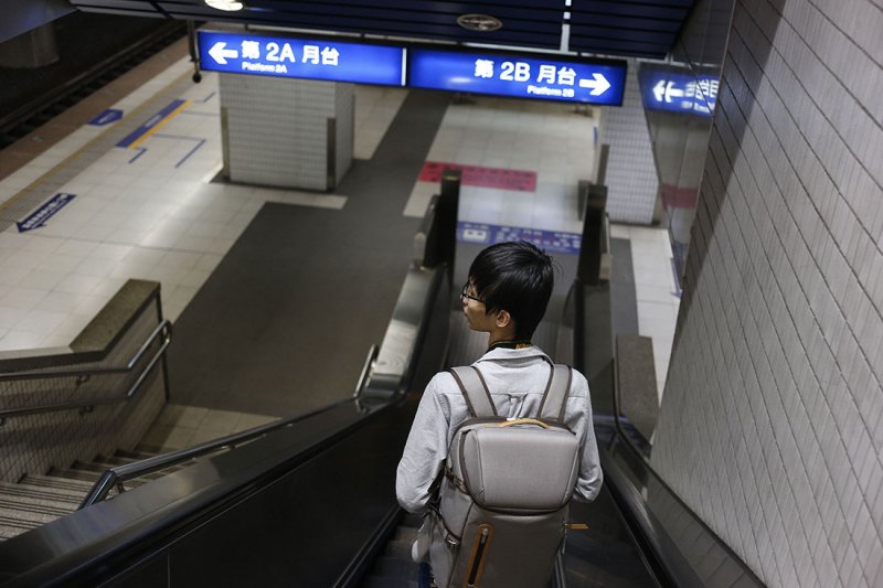 雖然認為學歷無用,但周奕勳仍渴望能回到校園,重拾當學生的美好單純。問他對於未來有什麼計畫,周奕勳說:「其實我也不知道,活得開心就好!」 雖然認為學歷無用,但周奕勳仍渴望能回到校園,重拾當學生的美好單純。問他對於未來有什麼計畫,周奕勳說:「其實我也不知道,活得開心就好!」