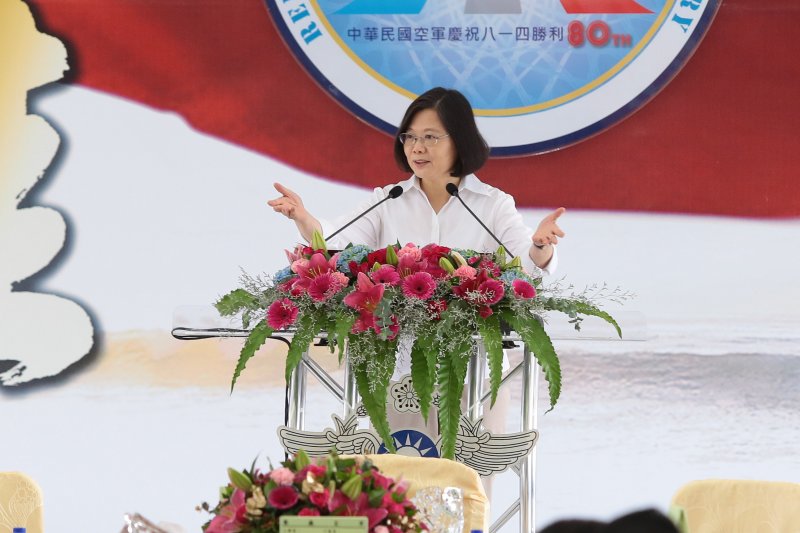 20170728-總統蔡英文28日視導「空軍第443戰術戰鬥機聯隊」,並與官兵一同午餐。(顏麟宇攝) 20170728-總統蔡英文28日視導「空軍第443戰術戰鬥機聯隊」,並與官兵一同午餐。(顏麟宇攝)