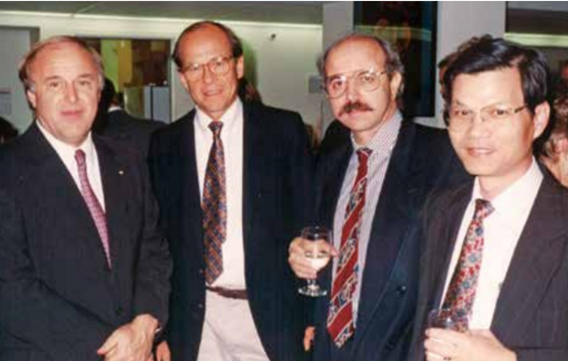 照片左二為2001年諾貝爾化學獎得主夏普里斯(Barry Sharpless),左三為化學系主任、有機合成化學家尼可勞(Kyriacos Costa Nicolaou),合影於1994年。(科學人提供) 照片左二為2001年諾貝爾化學獎得主夏普里斯(Barry Sharpless),左三為化學系主任、有機合成化學家尼可勞(Kyriacos Costa Nicolaou),合影於1994年。(科學人提供)