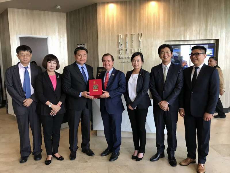 立法院外交及國防委員會赴美參訪,一行人與美國眾議員羅伊斯合影。(取自蔡適應臉書) 立法院外交及國防委員會赴美參訪,一行人與美國眾議員羅伊斯合影。(取自蔡適應臉書)