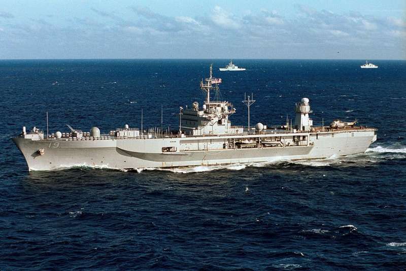 1969年9月23日,尼克森決定:美軍艦艇在臺灣海峽的例行性巡邏,改為「不定期巡邏」。美國先透露給毛澤東,卻拖到11月初才正式通知蔣介石,引發蔣介石抨擊。圖為美軍第七艦隊旗艦「藍嶺號」。(取自維基百科) 1969年9月23日,尼克森決定:美軍艦艇在臺灣海峽的例行性巡邏,改為「不定期巡邏」。美國先透露給毛澤東,卻拖到11月初才正式通知蔣介石,引發蔣介石抨擊。圖為美軍第七艦隊旗艦「藍嶺號」。(取自維基百科)