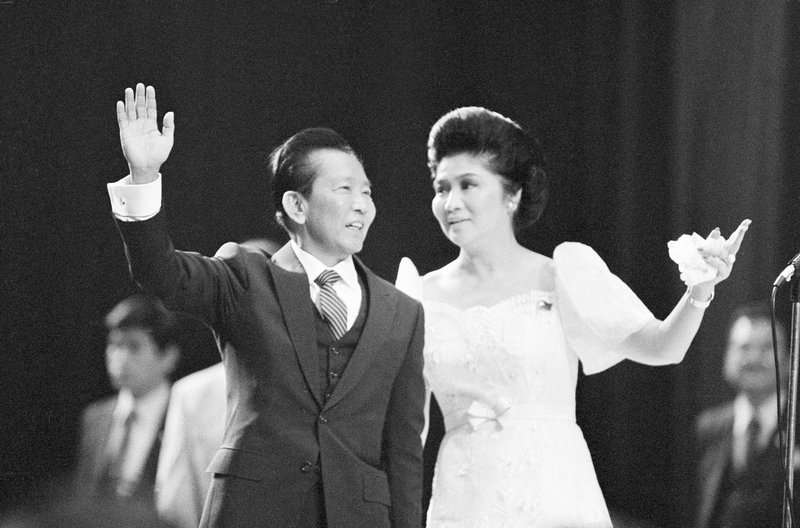 菲律賓前總統馬可仕（Ferdinand Marcos）（左）與其夫人伊美黛（Imelda Marcos）（右）1982年在洛杉磯體育館出席一場集會。（美聯社）